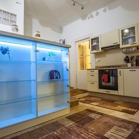 Luxury Air-Conditioned Rooms In Old Town Братислава Экстерьер фото