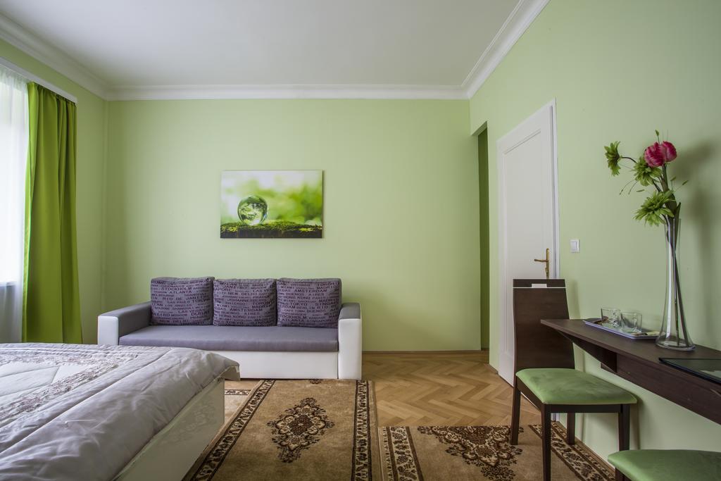 Luxury Air-Conditioned Rooms In Old Town Братислава Экстерьер фото