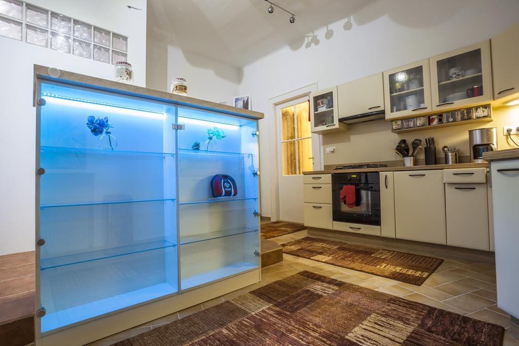 Luxury Air-Conditioned Rooms In Old Town Братислава Экстерьер фото