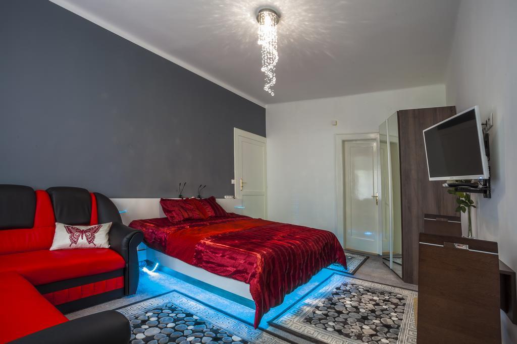 Luxury Air-Conditioned Rooms In Old Town Братислава Экстерьер фото