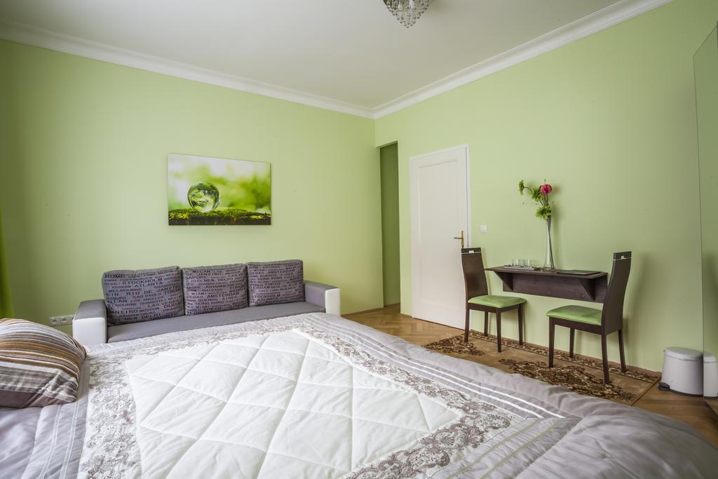 Luxury Air-Conditioned Rooms In Old Town Братислава Экстерьер фото