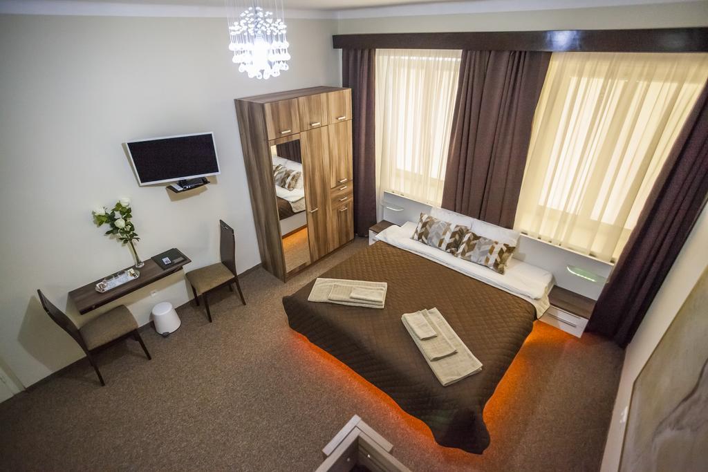 Luxury Air-Conditioned Rooms In Old Town Братислава Экстерьер фото