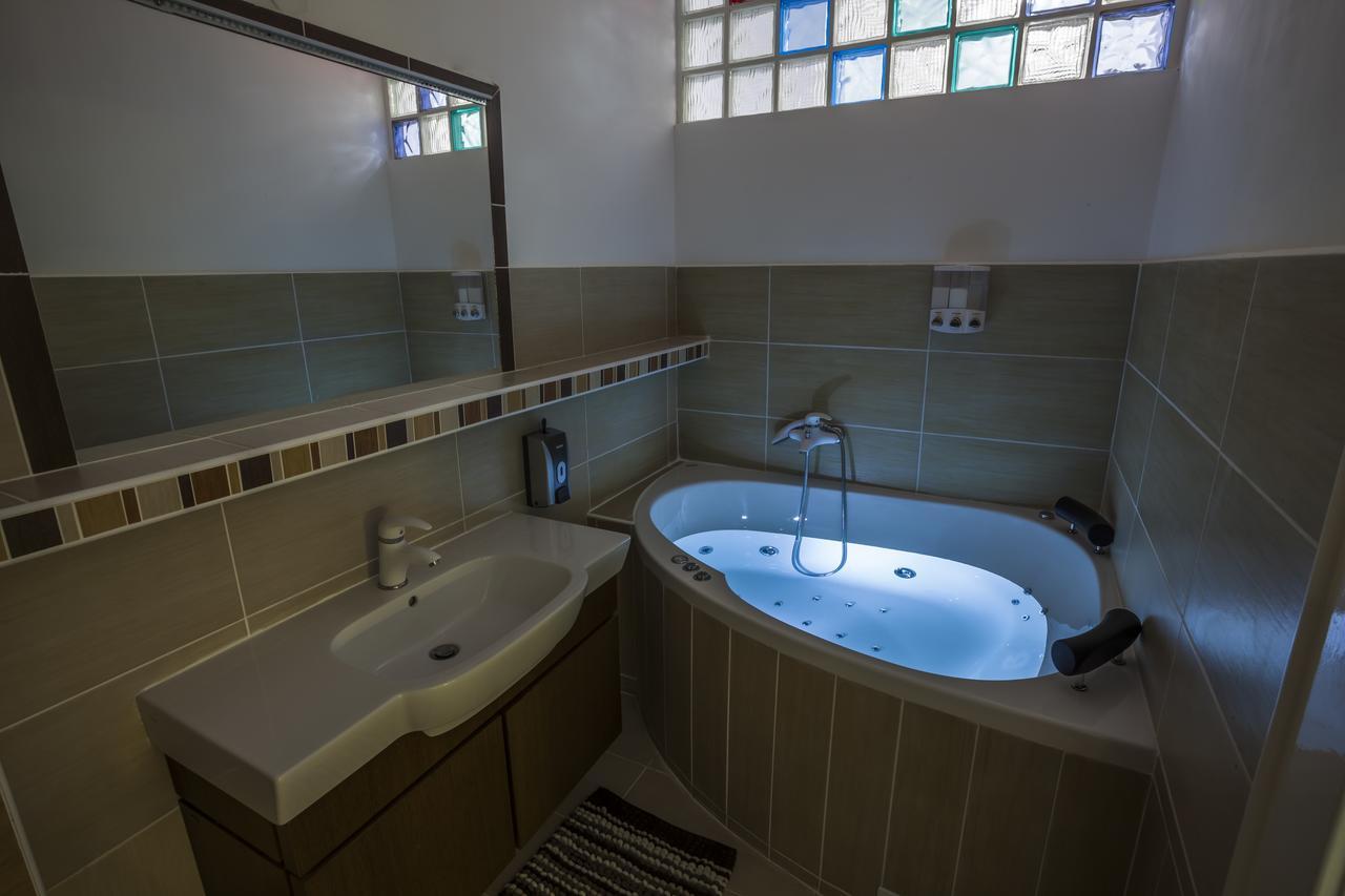 Luxury Air-Conditioned Rooms In Old Town Братислава Экстерьер фото
